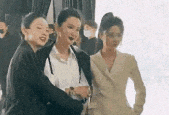 太尴尬！李湘晒图暴露王诗龄背后蛐蛐周也，被发现后连忙上线删除