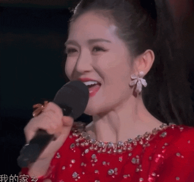 谢娜首次主持央视秋晚，离了何炅没人托底，录播也要依赖提词机