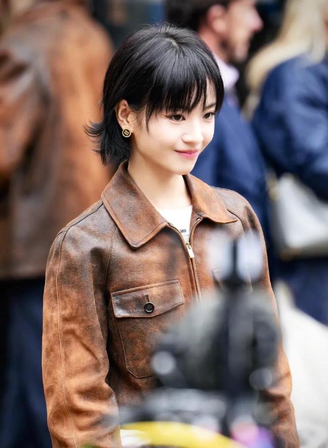 MiuMiu大秀封面是刘浩存 眼神灵动引热议