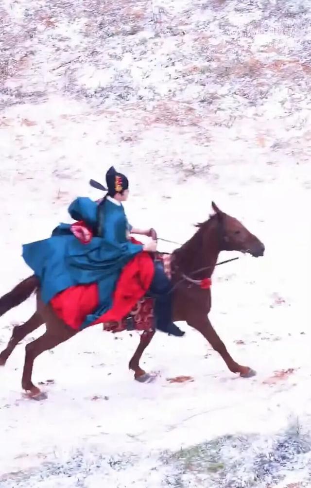 丁禹兮控停暴冲马匹 惊险瞬间引粉丝心疼