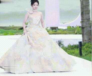 ELLE盛典红毯状况百出，有人摔倒、有人背手像逛大街，秒变菜市场