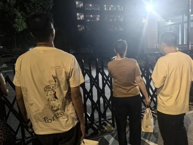 男生住校一个月天天给妈妈打电话 适应难题引发关注