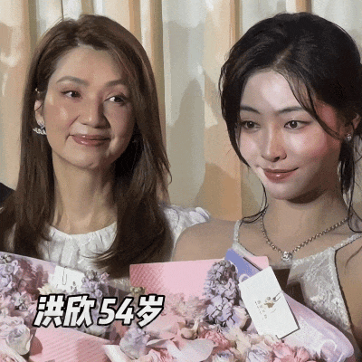 54岁洪欣怼脸状态绝了！与30岁女星同框颜值不输，气质更胜一筹