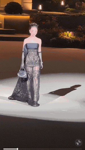 刘亦菲压轴艳压，为何话题却被“她”抢走？