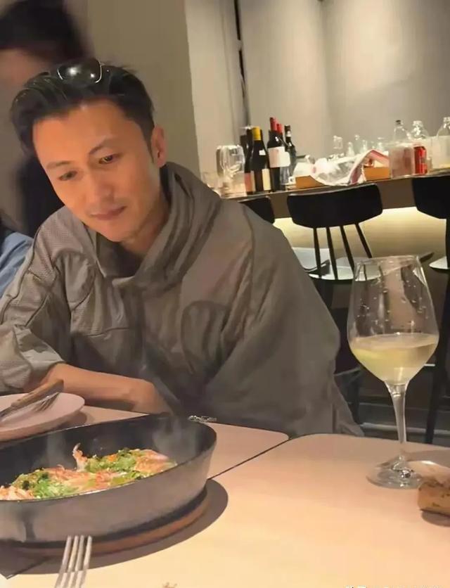 谢霆锋到底吃了多少保鲜膜 演唱会后聚餐依旧帅气洒脱