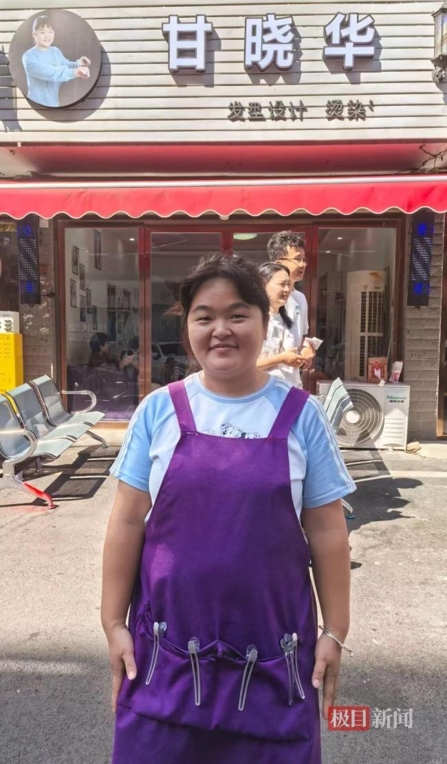 理发师晓华称爆红带来很多便利 生意与家庭双丰收