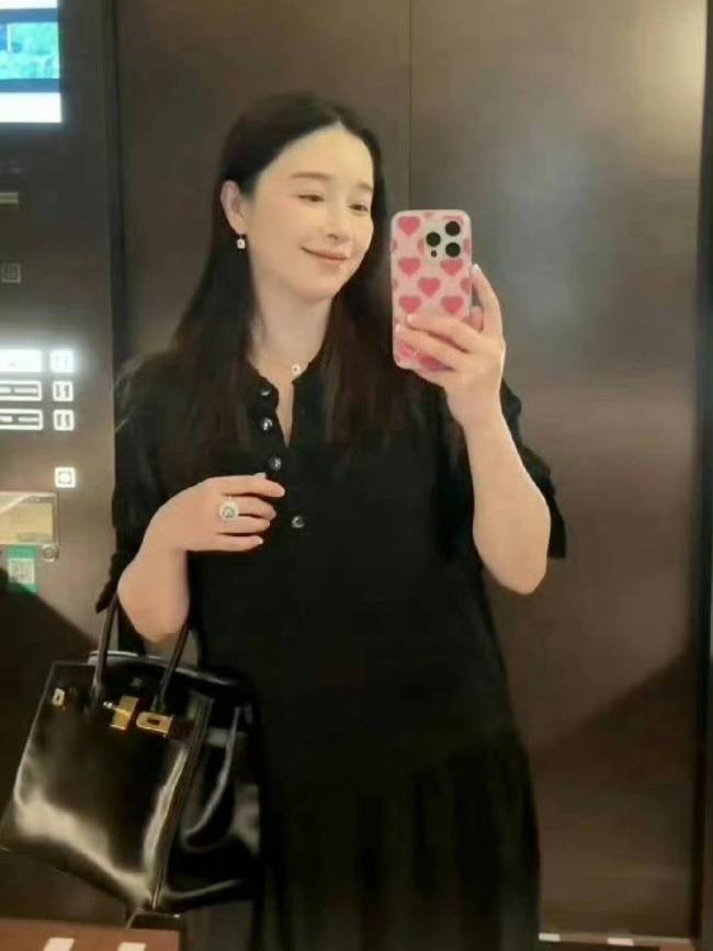 阚清子分享孕晚期吃奶皮子糖葫芦 幸福写在脸上