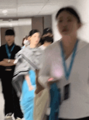 女星周也翻车！疑向热巴翻白眼，表情多次不耐烦，还给素人甩脸色