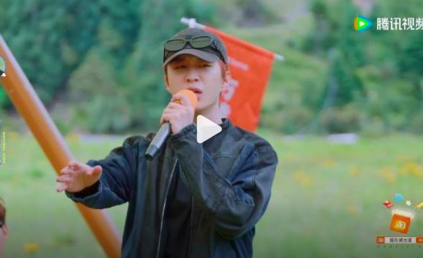 范丞丞唱着唱着亲了沈腾一口 全场爆笑