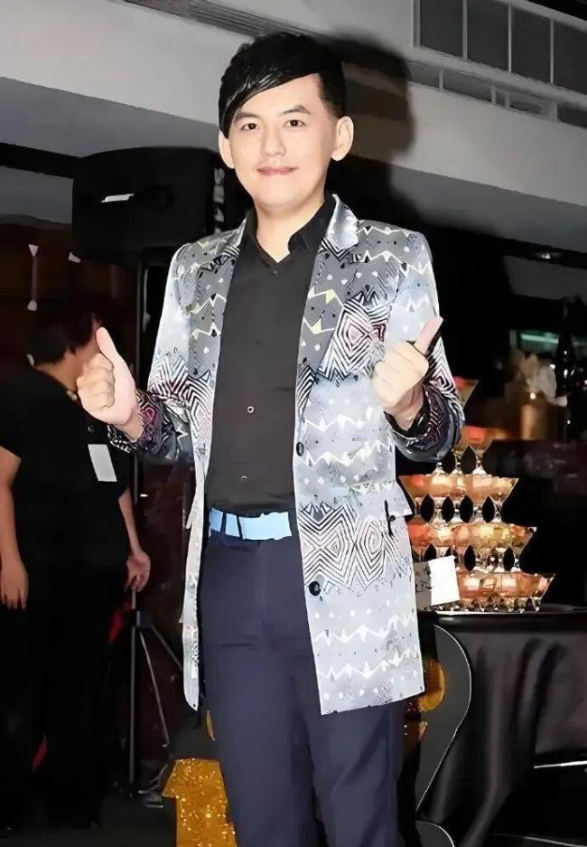 黄子佼与女骑手碰撞后离开 逃逸画面曝光