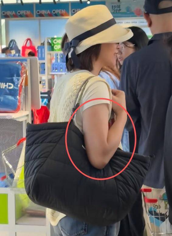 51岁董卿国庆现身北京看网球赛，素颜露面气质出众，穿旧衣朴实节俭 低调生活引怀念