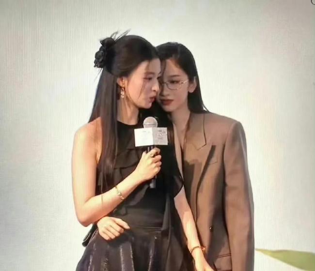 王楚然刘令姿聚餐后手牵手出门 闺蜜情深引发热议
