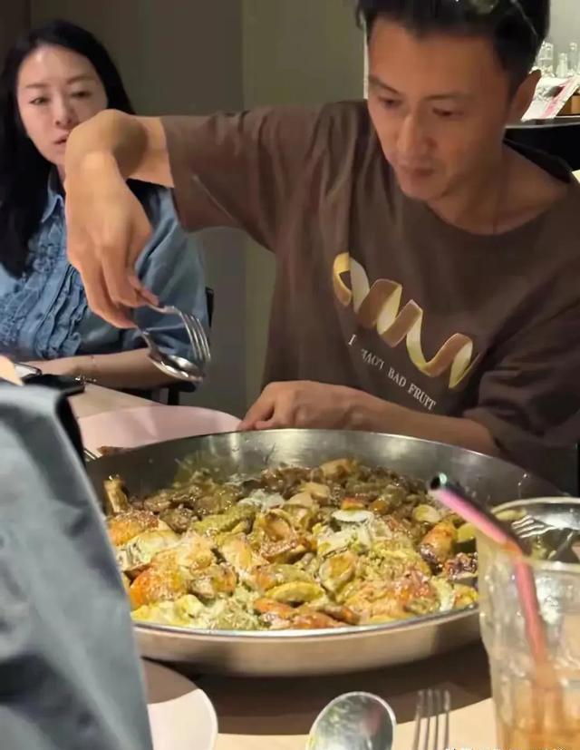 谢霆锋到底吃了多少保鲜膜 演唱会后聚餐依旧帅气洒脱