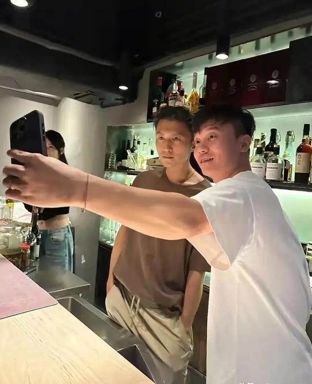 谢霆锋到底吃了多少保鲜膜 演唱会后聚餐依旧帅气洒脱