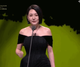 小S复出拿奖瞬间泪崩，多次提及姐姐大S求保佑，却把奖献给S妈