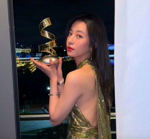 杨幂章若楠周雨彤同框 好养眼！