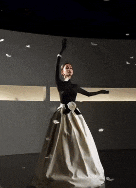 刘亦菲压轴艳压，为何话题却被“她”抢走？