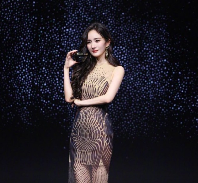 杨幂章若楠周雨彤同框 好养眼！