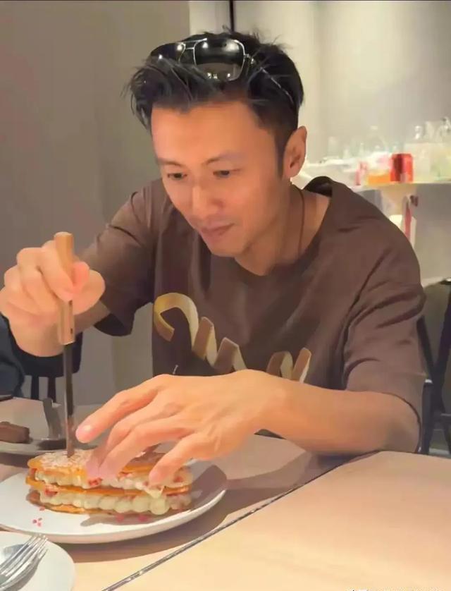 谢霆锋到底吃了多少保鲜膜 演唱会后聚餐依旧帅气洒脱