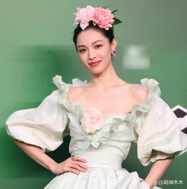 钟楚曦站位风波后首现身，气质优雅眼睛疑似肿了，评论区已彻底沦陷 C位争议引热议