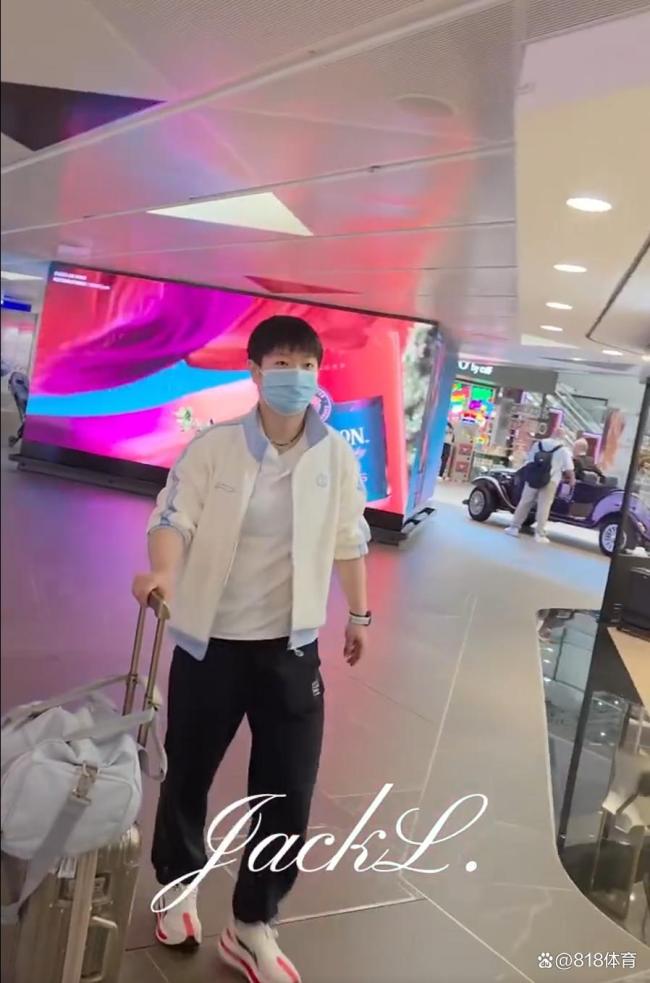 家的味道！王楚钦吃干炒牛河大快朵颐 国乒夺冠归来享美食