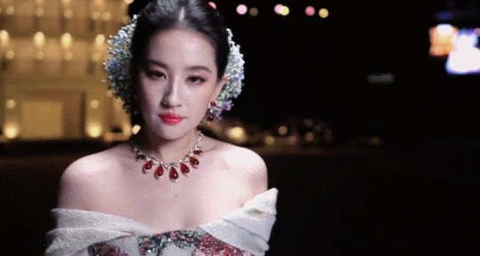 刘亦菲压轴艳压，为何话题却被“她”抢走？