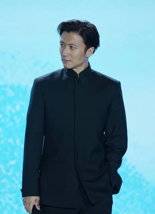谢霆锋到底吃了多少保鲜膜 演唱会后聚餐依旧帅气洒脱