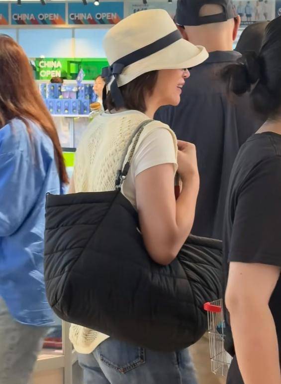 51岁董卿国庆现身北京看网球赛，素颜露面气质出众，穿旧衣朴实节俭 低调生活引怀念