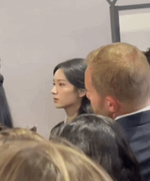 女星周也翻车！疑向热巴翻白眼，表情多次不耐烦，还给素人甩脸色