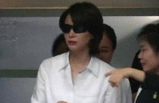 51岁董卿国庆现身北京看网球赛，素颜露面气质出众，穿旧衣朴实节俭