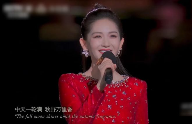 谢娜首次主持央视秋晚，离了何炅没人托底，录播也要依赖提词机