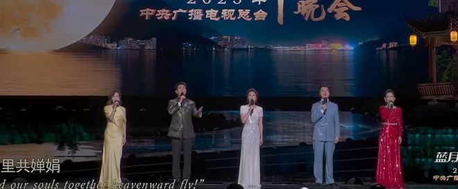 谢娜首次主持央视秋晚，离了何炅没人托底，录播也要依赖提词机