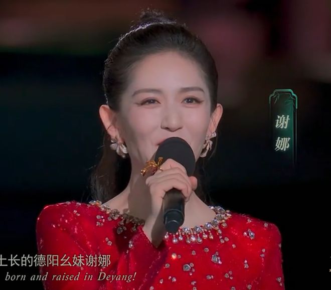 谢娜首次主持央视秋晚，离了何炅没人托底，录播也要依赖提词机