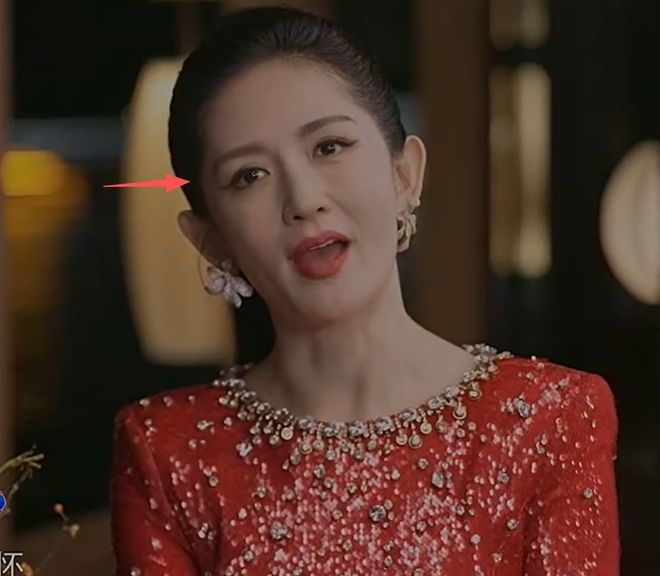 谢娜首次主持央视秋晚，离了何炅没人托底，录播也要依赖提词机