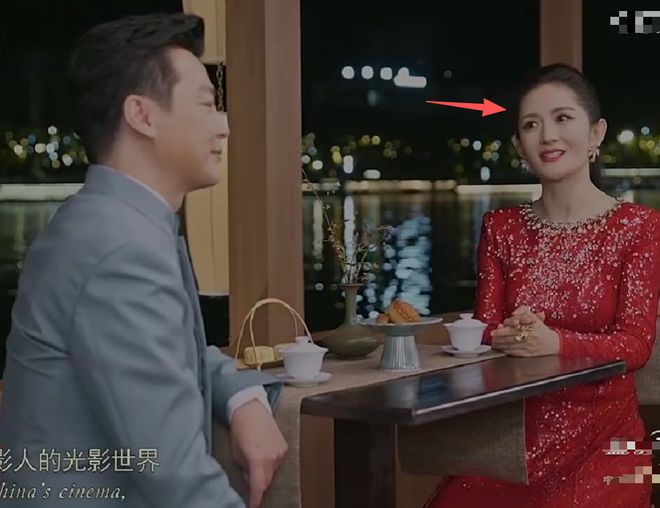 谢娜首次主持央视秋晚，离了何炅没人托底，录播也要依赖提词机