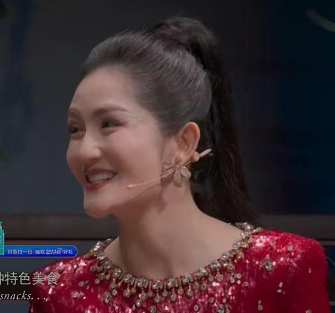 谢娜首次主持央视秋晚，离了何炅没人托底，录播也要依赖提词机