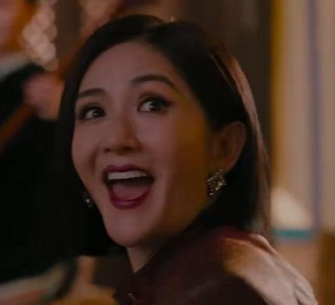 谢娜首次主持央视秋晚，离了何炅没人托底，录播也要依赖提词机