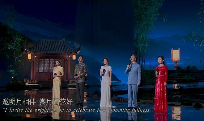 侯佩岑时隔12年重回总台！秋晚开场气场拉满，根正苗红获网友大赞