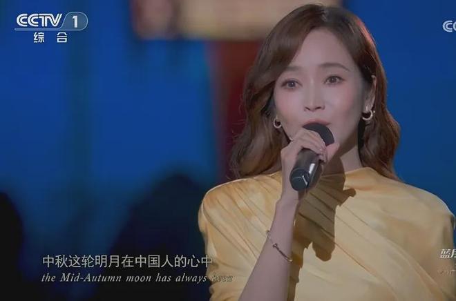 侯佩岑时隔12年重回总台！秋晚开场气场拉满，根正苗红获网友大赞