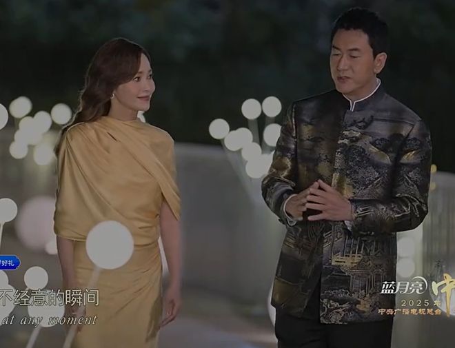 侯佩岑时隔12年重回总台！秋晚开场气场拉满，根正苗红获网友大赞