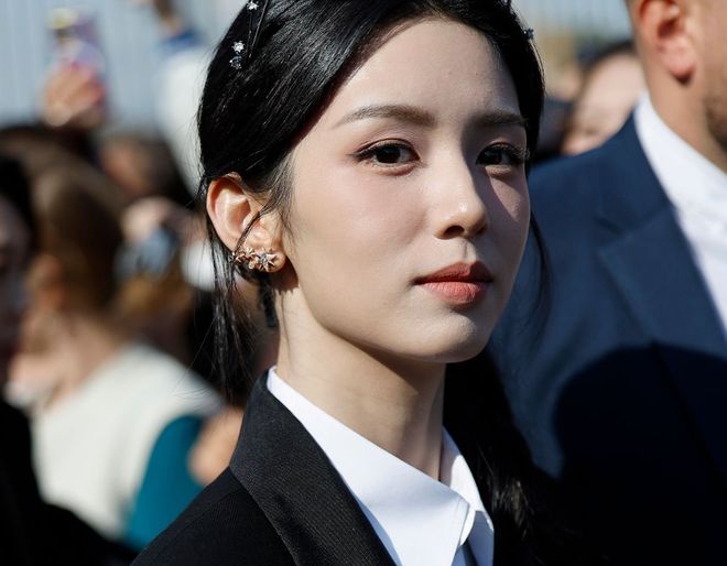 女星周也翻车！疑向热巴翻白眼，表情多次不耐烦，还给素人甩脸色