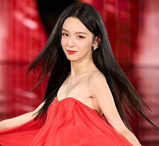 女星周也翻车！疑向热巴翻白眼，表情多次不耐烦，还给素人甩脸色