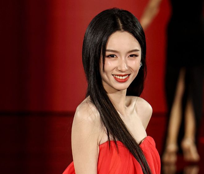 女星周也翻车！疑向热巴翻白眼，表情多次不耐烦，还给素人甩脸色