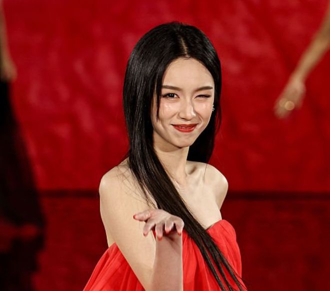 女星周也翻车！疑向热巴翻白眼，表情多次不耐烦，还给素人甩脸色
