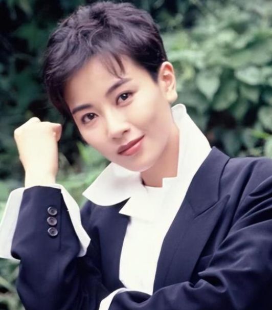 中国第一“女星收割机”！泡28位超美女星，花3亿换肾，最后娶了平平无奇的她...