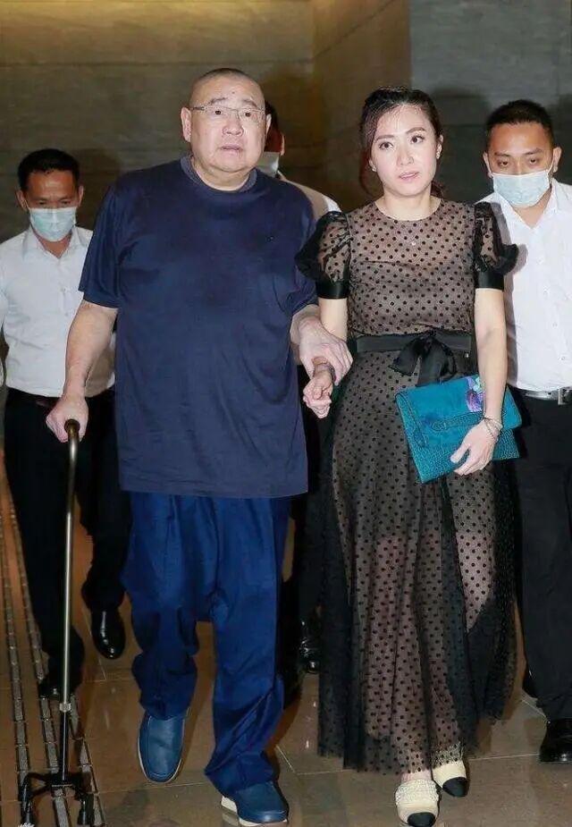 中国第一“女星收割机”！泡28位超美女星，花3亿换肾，最后娶了平平无奇的她...