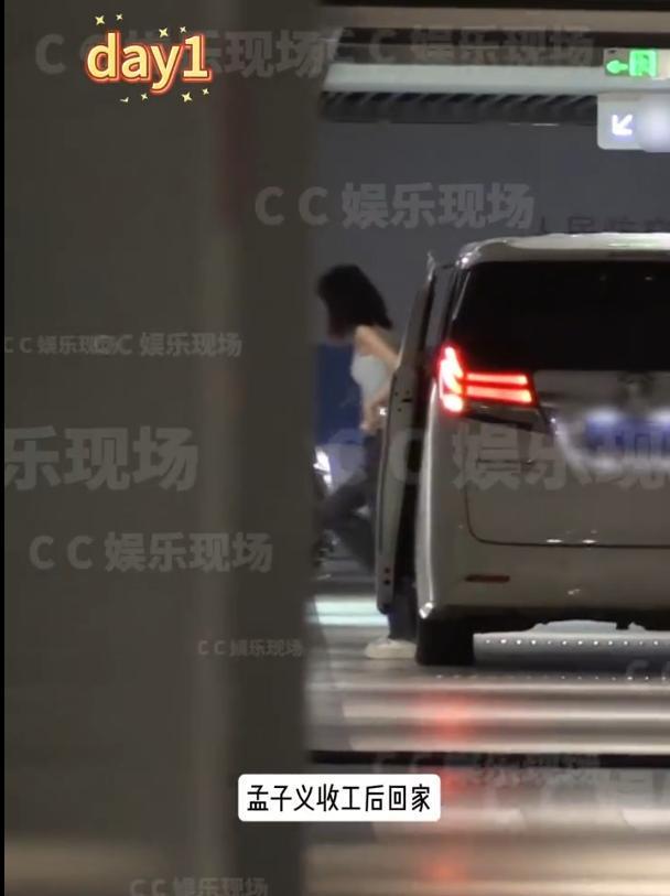 顶流男星被曝连续4晚在知名女星家过夜，网友让他们向毛晓彤学习