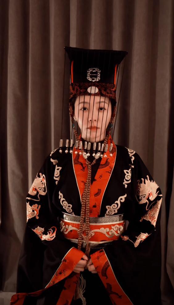 担忧！张靓颖演唱会跌落2米舞台，现场视频曝光，张靓颖深夜回应