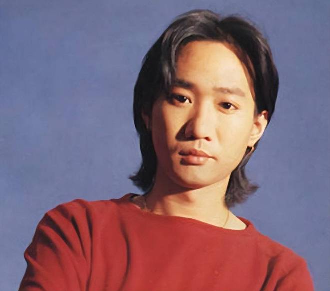 担忧！张靓颖演唱会跌落2米舞台，现场视频曝光，张靓颖深夜回应