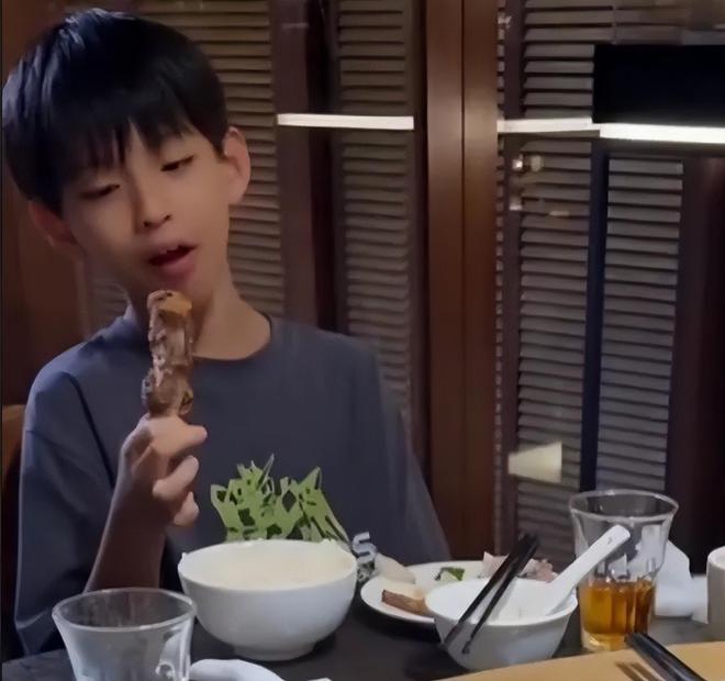 汪小菲罕见亲晒儿子正脸照，眉眼像极了大S，凸牙问题还没改善